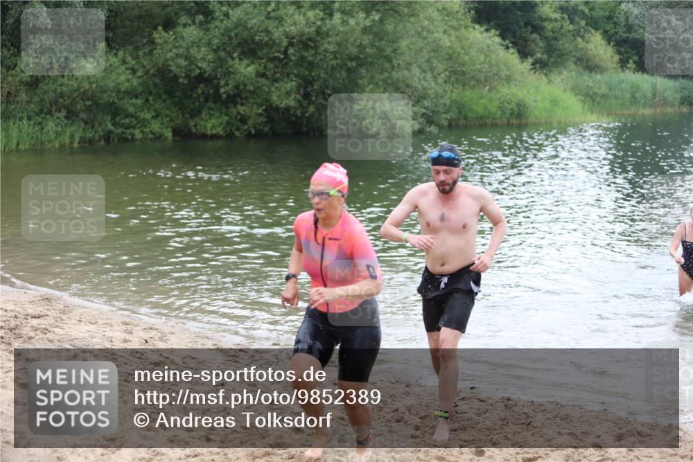 21.06.2026 - 29. Vierlanden-Triathlon Andreas Tolksdorf http://msf.ph/oto/9852389 21.06.2026 10:20:21 Schwimmen 366, 489, 559, 616, 619 meine-sportfotos.de