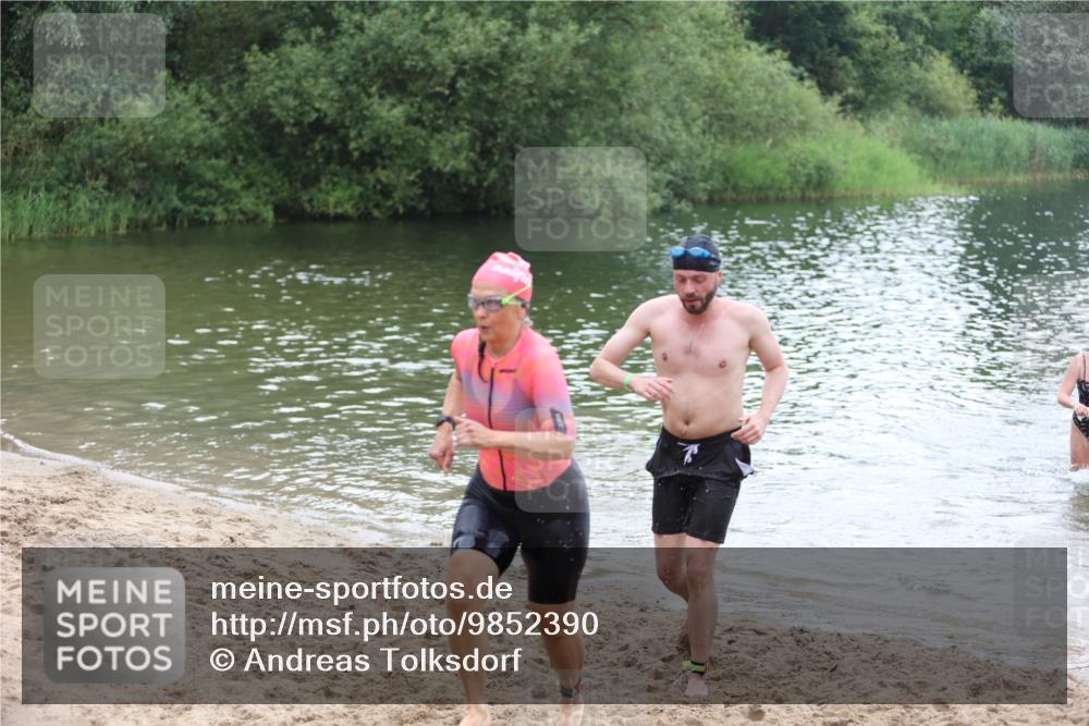 21.06.2026 - 29. Vierlanden-Triathlon Andreas Tolksdorf http://msf.ph/oto/9852390 21.06.2026 10:20:21 Schwimmen 366, 489, 559, 616, 619 meine-sportfotos.de
