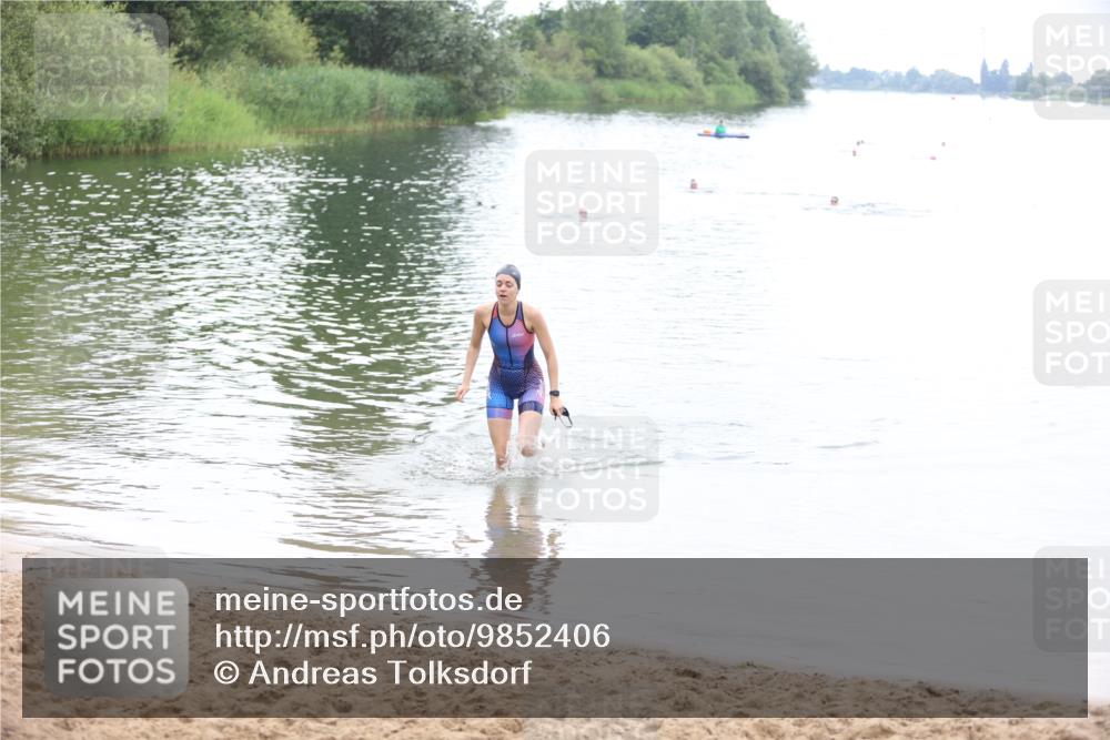 21.06.2026 - 29. Vierlanden-Triathlon Andreas Tolksdorf http://msf.ph/oto/9852406 21.06.2026 10:21:05 Schwimmen 576 meine-sportfotos.de