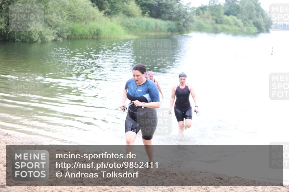 21.06.2026 - 29. Vierlanden-Triathlon Andreas Tolksdorf http://msf.ph/oto/9852411 21.06.2026 10:21:59 Schwimmen 525, 541, 617 meine-sportfotos.de