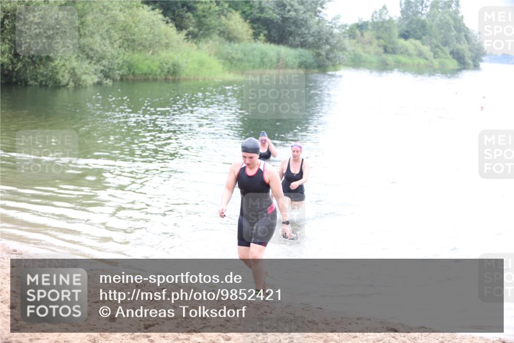 21.06.2026 - 29. Vierlanden-Triathlon Andreas Tolksdorf http://msf.ph/oto/9852421 21.06.2026 10:22:01 Schwimmen 525, 541, 617 meine-sportfotos.de