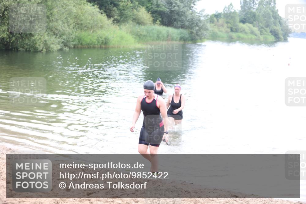 21.06.2026 - 29. Vierlanden-Triathlon Andreas Tolksdorf http://msf.ph/oto/9852422 21.06.2026 10:22:01 Schwimmen 525, 541, 617 meine-sportfotos.de