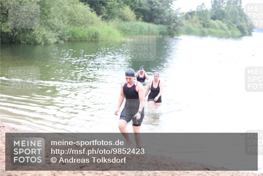 21.06.2026 - 29. Vierlanden-Triathlon Andreas Tolksdorf http://msf.ph/oto/9852423 21.06.2026 10:22:01 Schwimmen 525, 541, 617 meine-sportfotos.de