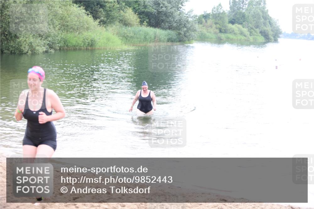 21.06.2026 - 29. Vierlanden-Triathlon Andreas Tolksdorf http://msf.ph/oto/9852443 21.06.2026 10:22:07 Schwimmen 525, 617, 623 meine-sportfotos.de