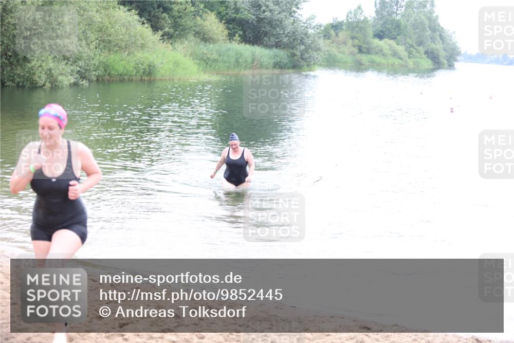 21.06.2026 - 29. Vierlanden-Triathlon Andreas Tolksdorf http://msf.ph/oto/9852445 21.06.2026 10:22:07 Schwimmen 525, 617, 623 meine-sportfotos.de