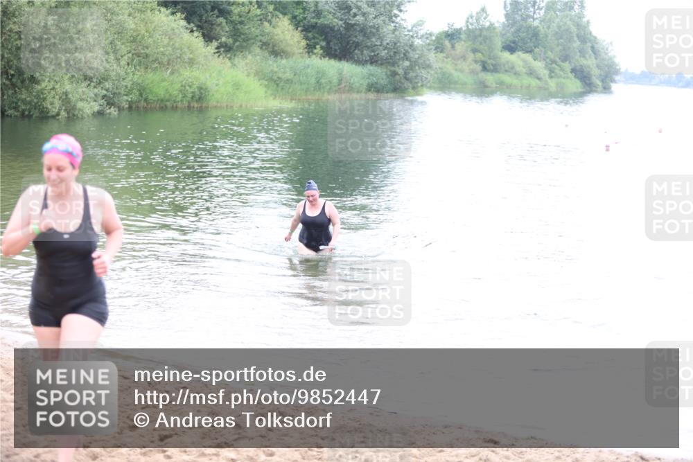 21.06.2026 - 29. Vierlanden-Triathlon Andreas Tolksdorf http://msf.ph/oto/9852447 21.06.2026 10:22:07 Schwimmen 525, 617, 623 meine-sportfotos.de