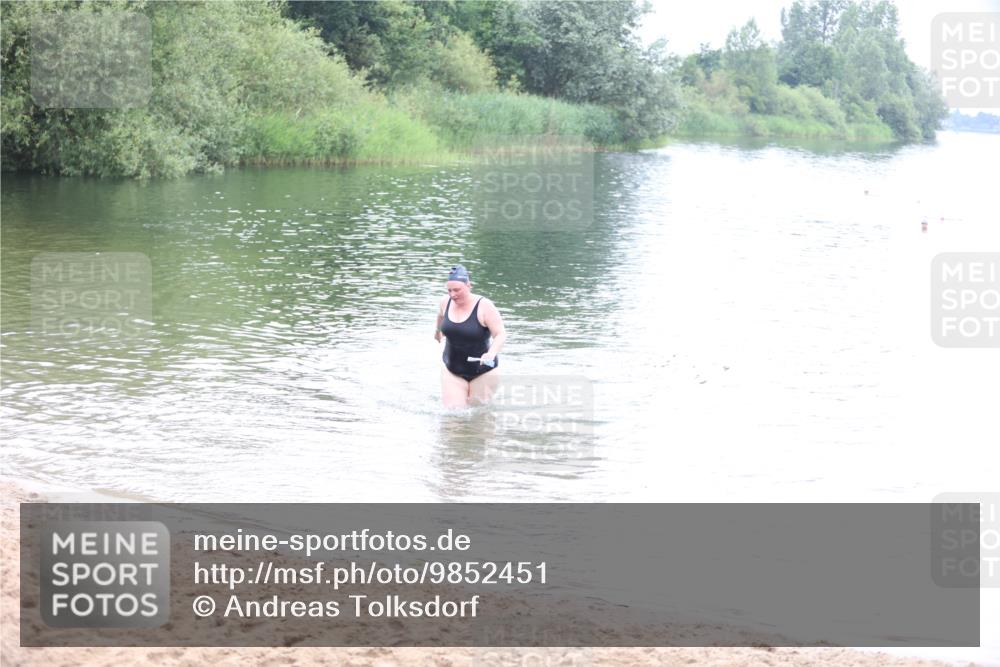 21.06.2026 - 29. Vierlanden-Triathlon Andreas Tolksdorf http://msf.ph/oto/9852451 21.06.2026 10:22:09 Schwimmen 617, 623 meine-sportfotos.de