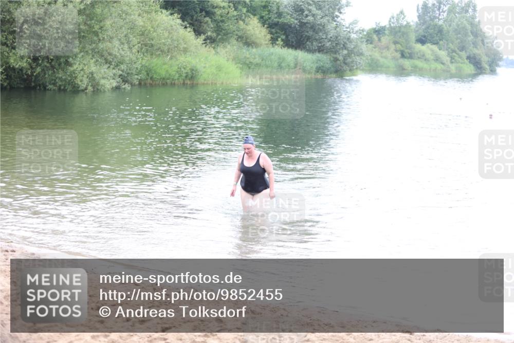 21.06.2026 - 29. Vierlanden-Triathlon Andreas Tolksdorf http://msf.ph/oto/9852455 21.06.2026 10:22:09 Schwimmen 617, 623 meine-sportfotos.de