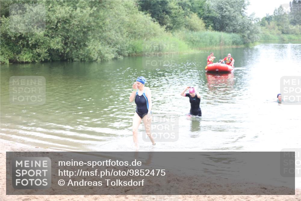 21.06.2026 - 29. Vierlanden-Triathlon Andreas Tolksdorf http://msf.ph/oto/9852475 21.06.2026 10:23:49 Schwimmen 560 meine-sportfotos.de