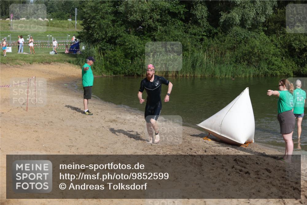 21.06.2026 - 29. Vierlanden-Triathlon Andreas Tolksdorf http://msf.ph/oto/9852599 21.06.2026 08:33:35 Schwimmen 9, 111 meine-sportfotos.de