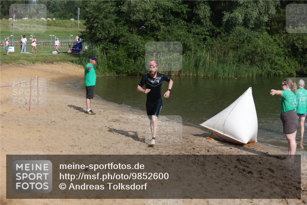21.06.2026 - 29. Vierlanden-Triathlon Andreas Tolksdorf http://msf.ph/oto/9852600 21.06.2026 08:33:35 Schwimmen 9, 111 meine-sportfotos.de