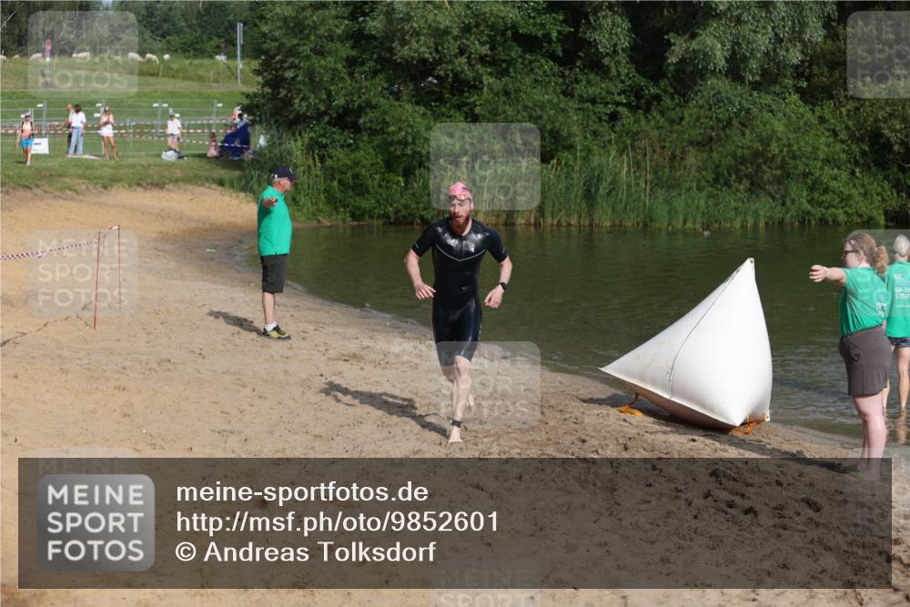 21.06.2026 - 29. Vierlanden-Triathlon Andreas Tolksdorf http://msf.ph/oto/9852601 21.06.2026 08:33:35 Schwimmen 9, 111 meine-sportfotos.de