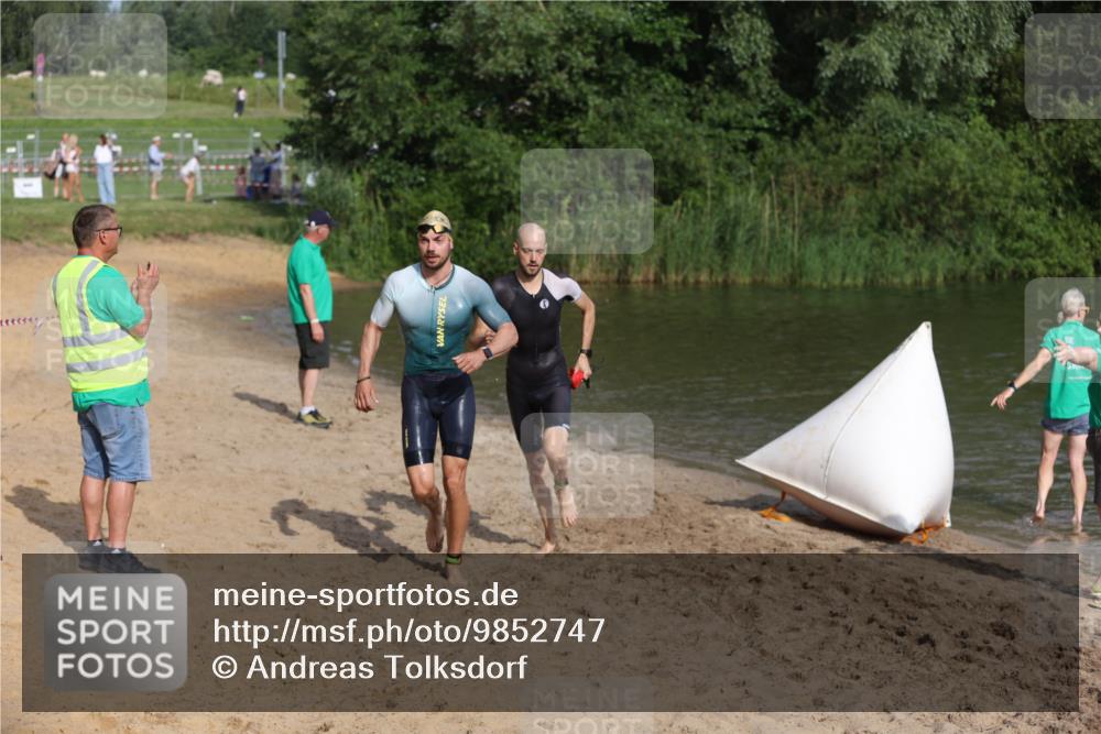 21.06.2026 - 29. Vierlanden-Triathlon Andreas Tolksdorf http://msf.ph/oto/9852747 21.06.2026 08:35:24 Schwimmen 23, 49 meine-sportfotos.de