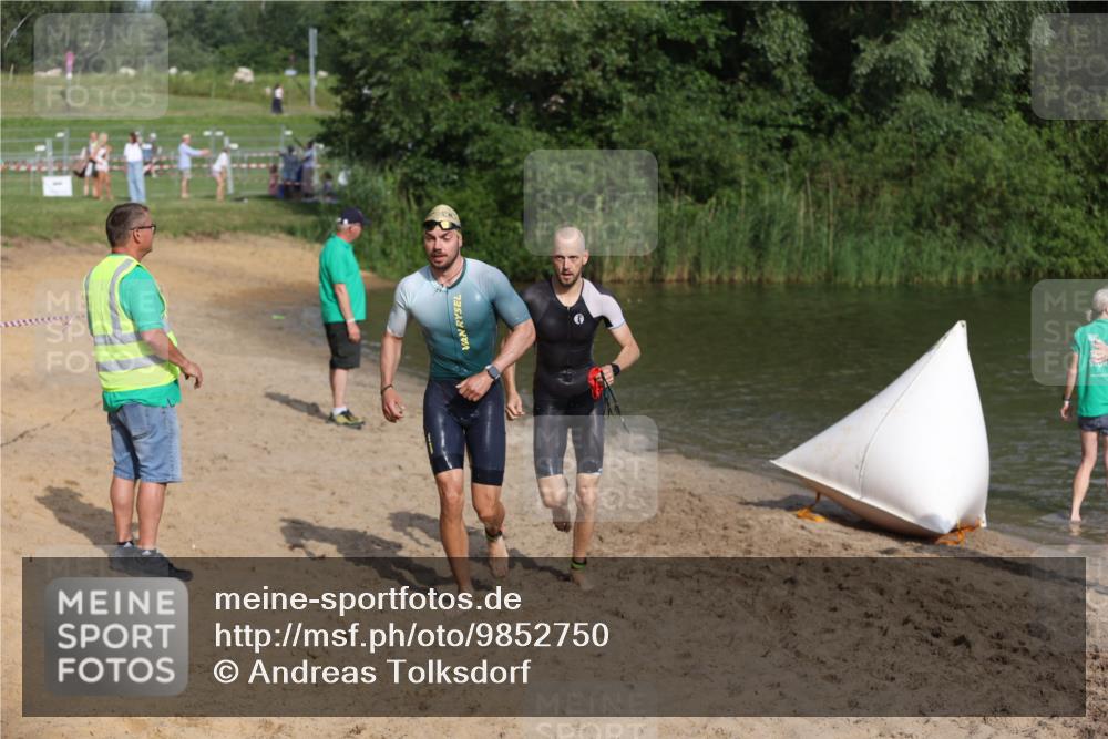 21.06.2026 - 29. Vierlanden-Triathlon Andreas Tolksdorf http://msf.ph/oto/9852750 21.06.2026 08:35:25 Schwimmen 23, 49 meine-sportfotos.de