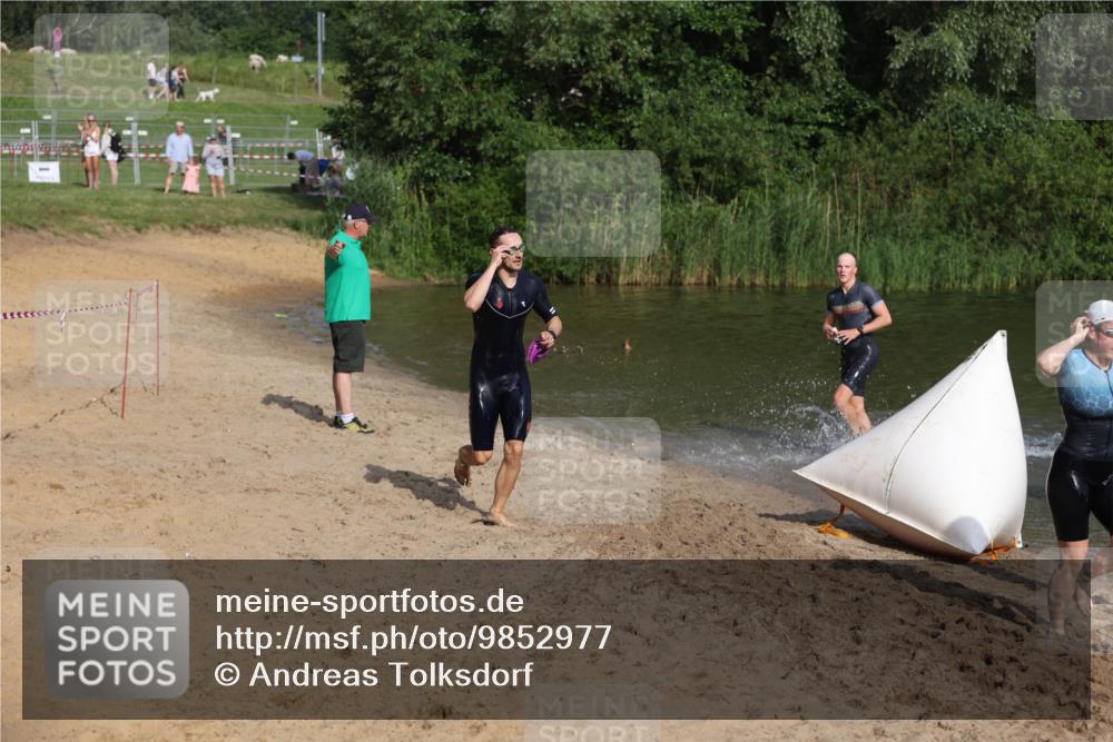 21.06.2026 - 29. Vierlanden-Triathlon Andreas Tolksdorf http://msf.ph/oto/9852977 21.06.2026 08:37:01 Schwimmen 24, 30, 63 meine-sportfotos.de