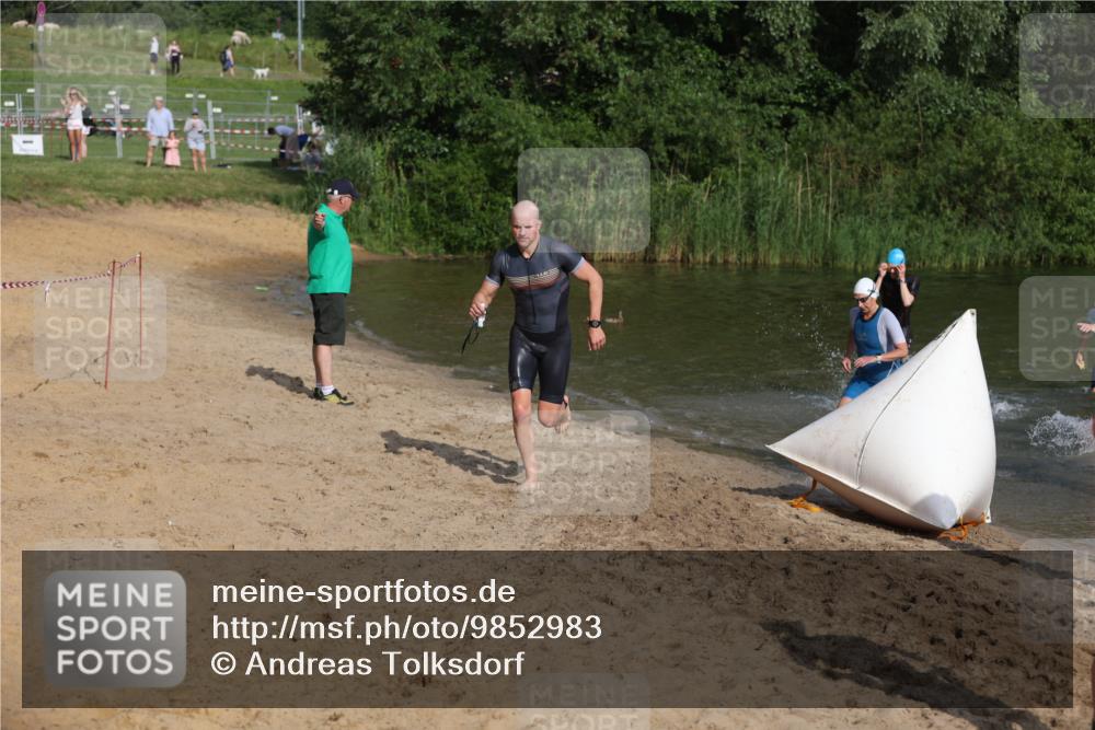 21.06.2026 - 29. Vierlanden-Triathlon Andreas Tolksdorf http://msf.ph/oto/9852983 21.06.2026 08:37:04 Schwimmen 24, 30, 63 meine-sportfotos.de