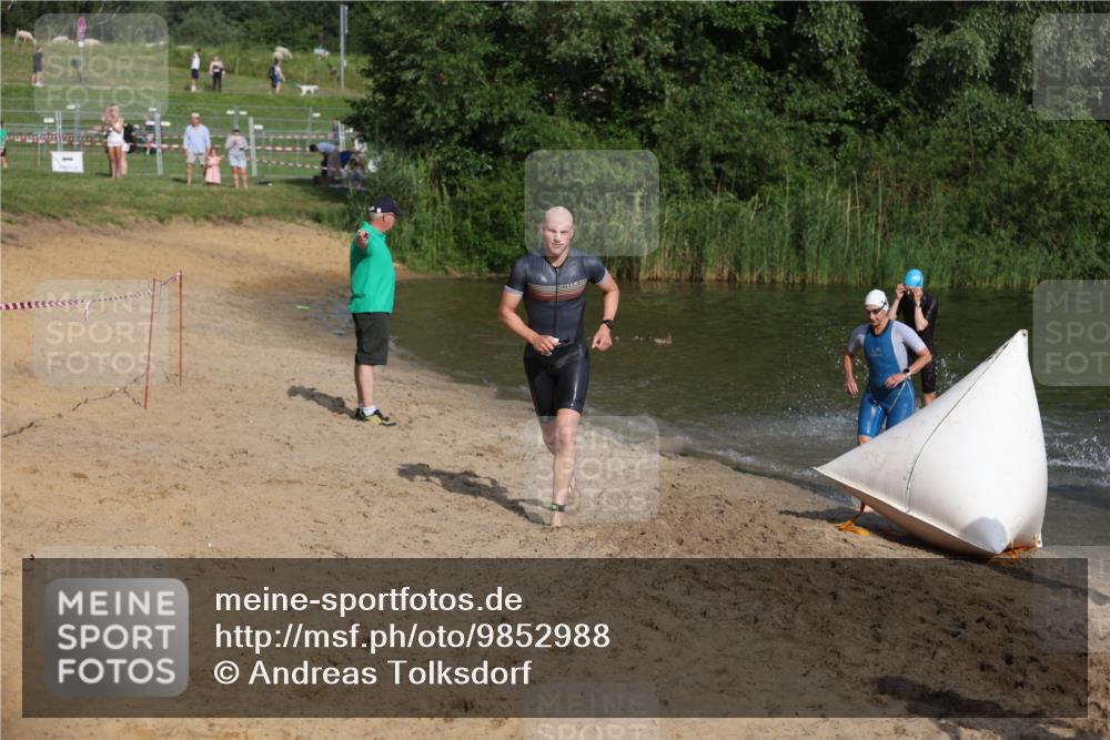 21.06.2026 - 29. Vierlanden-Triathlon Andreas Tolksdorf http://msf.ph/oto/9852988 21.06.2026 08:37:04 Schwimmen 24, 30, 63 meine-sportfotos.de