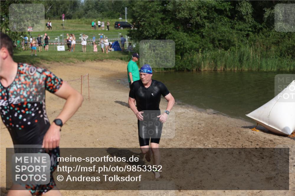 21.06.2026 - 29. Vierlanden-Triathlon Andreas Tolksdorf http://msf.ph/oto/9853352 21.06.2026 08:39:24 Schwimmen 3, 32, 155, 166, 212 meine-sportfotos.de