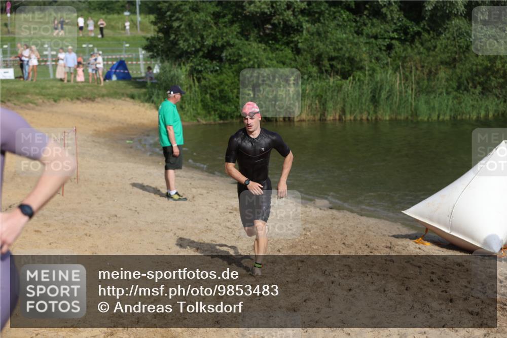 21.06.2026 - 29. Vierlanden-Triathlon Andreas Tolksdorf http://msf.ph/oto/9853483 21.06.2026 08:40:12 Schwimmen 51, 55, 78, 109 meine-sportfotos.de