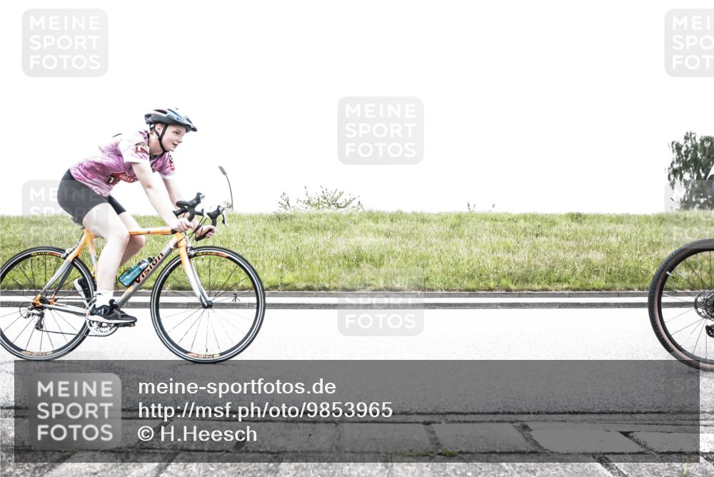 21.06.2026 - 29. Vierlanden-Triathlon H.Heesch http://msf.ph/oto/9853965 21.06.2026 10:29:19 Radfahren 35, 176, 326, 482, 533, 566 meine-sportfotos.de
