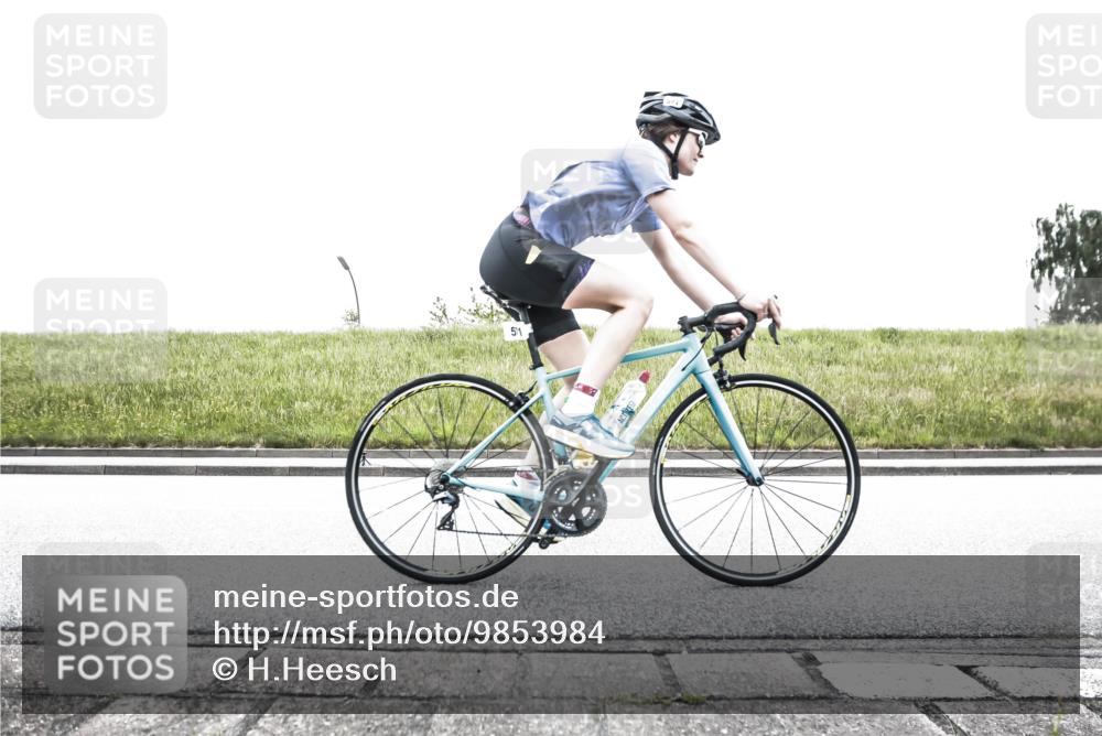 21.06.2026 - 29. Vierlanden-Triathlon H.Heesch http://msf.ph/oto/9853984 21.06.2026 10:29:51 Radfahren 22, 113, 518, 548, 557, 571 meine-sportfotos.de