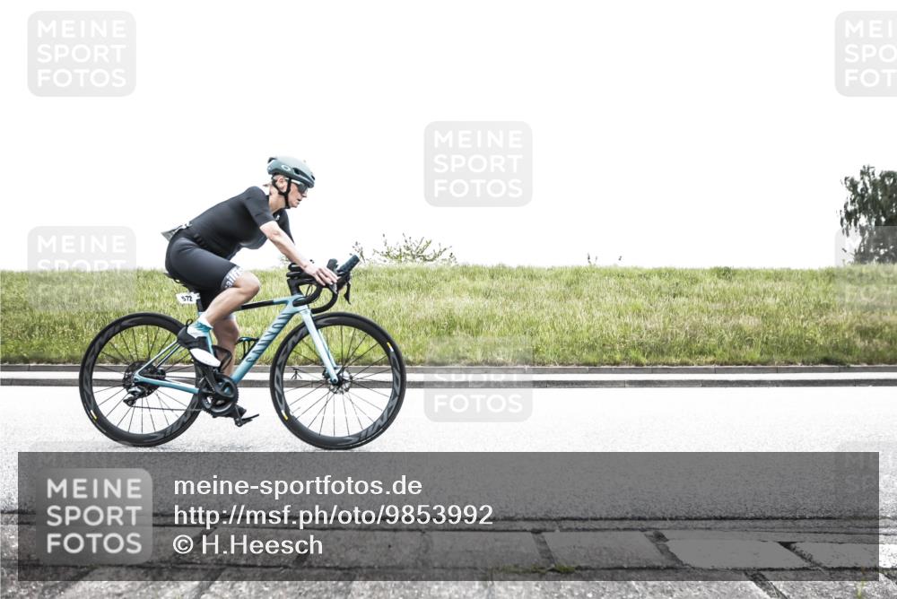 21.06.2026 - 29. Vierlanden-Triathlon H.Heesch http://msf.ph/oto/9853992 21.06.2026 10:30:07 Radfahren 2, 56, 72, 274, 284, 304, 497, 572 meine-sportfotos.de