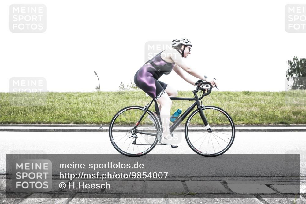21.06.2026 - 29. Vierlanden-Triathlon H.Heesch http://msf.ph/oto/9854007 21.06.2026 10:30:24 Radfahren 355, 522, 527, 539, 568, 570 meine-sportfotos.de