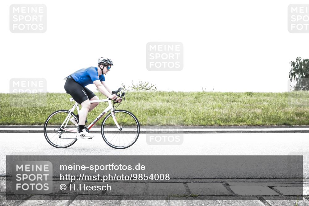 21.06.2026 - 29. Vierlanden-Triathlon H.Heesch http://msf.ph/oto/9854008 21.06.2026 10:30:29 Radfahren 355, 365, 527, 556, 570 meine-sportfotos.de