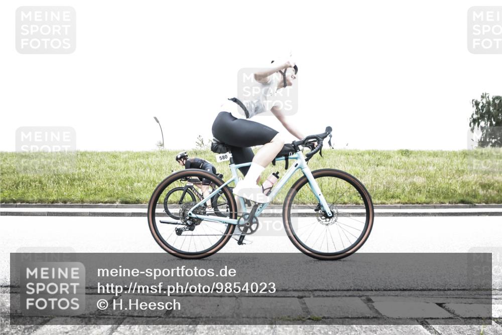 21.06.2026 - 29. Vierlanden-Triathlon H.Heesch http://msf.ph/oto/9854023 21.06.2026 10:30:57 Radfahren 142, 175, 294, 360, 505, 523, 534, 580, 586 meine-sportfotos.de
