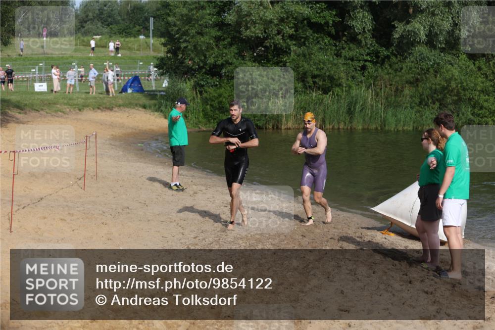 21.06.2026 - 29. Vierlanden-Triathlon Andreas Tolksdorf http://msf.ph/oto/9854122 21.06.2026 08:46:25 Schwimmen 35, 96 meine-sportfotos.de