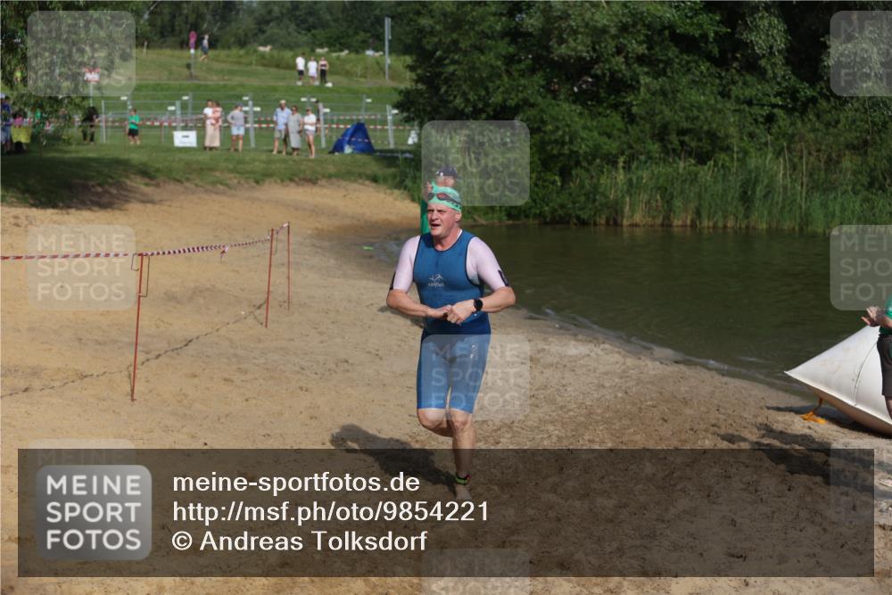 21.06.2026 - 29. Vierlanden-Triathlon Andreas Tolksdorf http://msf.ph/oto/9854221 21.06.2026 08:46:45 Schwimmen 135, 220 meine-sportfotos.de