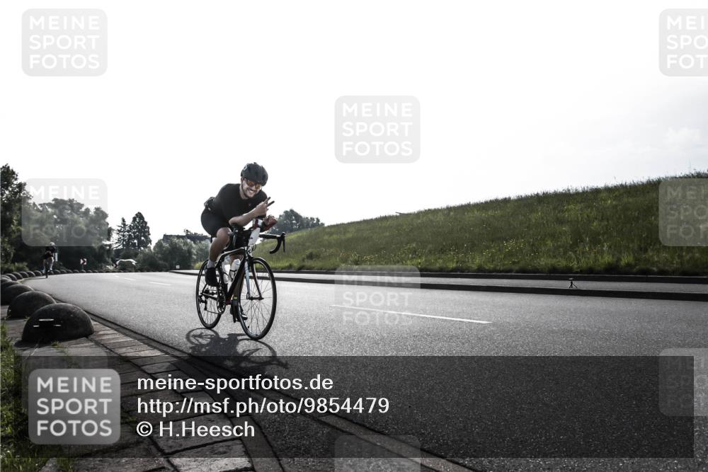 21.06.2026 - 29. Vierlanden-Triathlon H.Heesch http://msf.ph/oto/9854479 21.06.2026 08:58:03 Radfahren 40, 90 meine-sportfotos.de