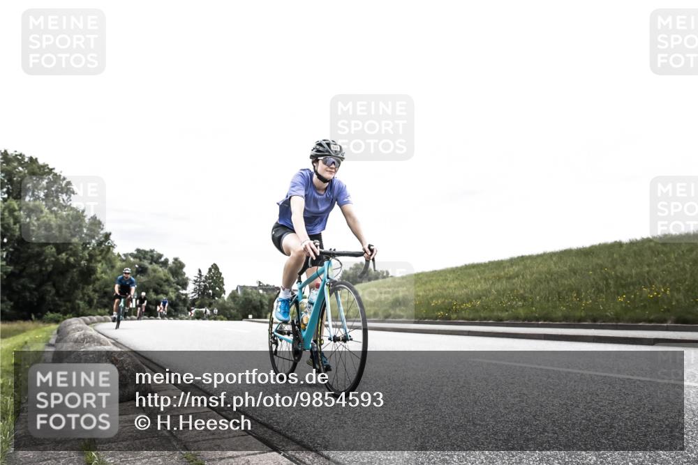 21.06.2026 - 29. Vierlanden-Triathlon H.Heesch http://msf.ph/oto/9854593 21.06.2026 10:29:51 Radfahren 113, 518, 548, 571 meine-sportfotos.de