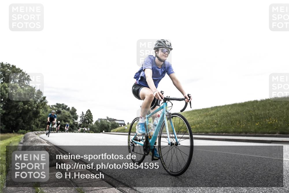 21.06.2026 - 29. Vierlanden-Triathlon H.Heesch http://msf.ph/oto/9854595 21.06.2026 10:29:51 Radfahren 113, 518, 548, 571 meine-sportfotos.de