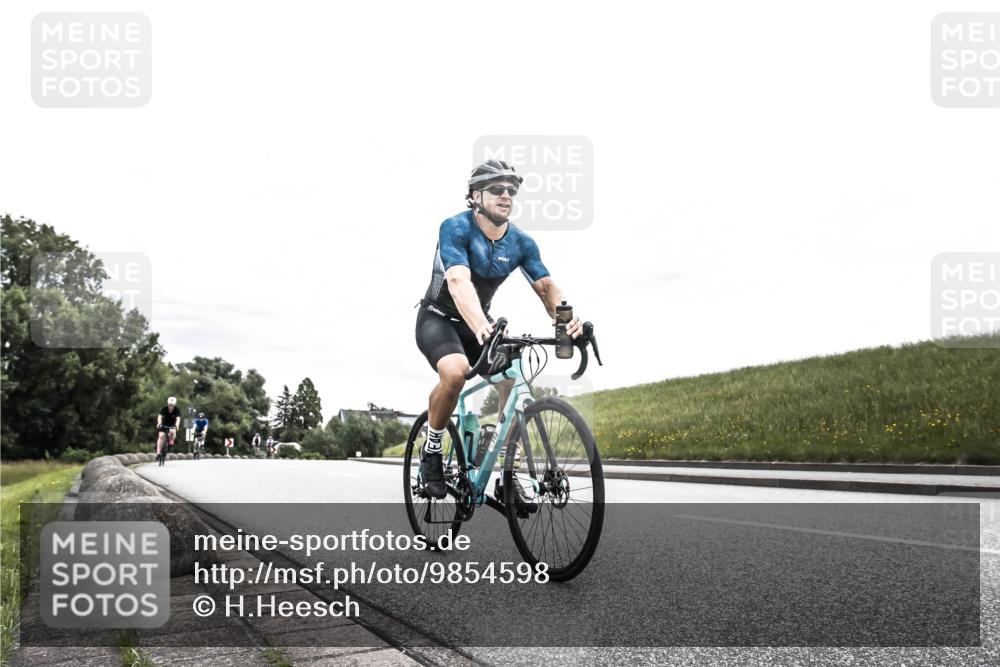 21.06.2026 - 29. Vierlanden-Triathlon H.Heesch http://msf.ph/oto/9854598 21.06.2026 10:29:53 Radfahren 22, 113, 518, 548, 571 meine-sportfotos.de