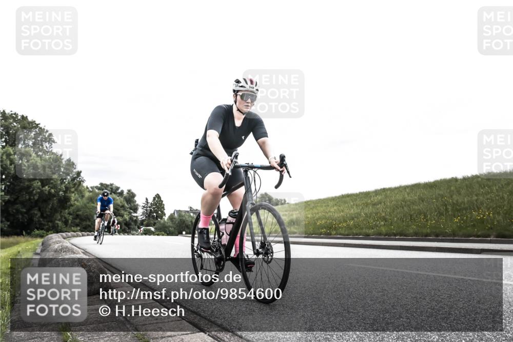 21.06.2026 - 29. Vierlanden-Triathlon H.Heesch http://msf.ph/oto/9854600 21.06.2026 10:29:55 Radfahren 22, 113, 492, 548 meine-sportfotos.de