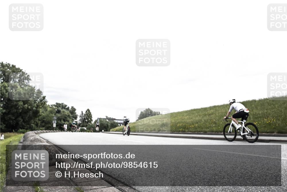 21.06.2026 - 29. Vierlanden-Triathlon H.Heesch http://msf.ph/oto/9854615 21.06.2026 10:30:09 Radfahren 274, 284, 497, 572 meine-sportfotos.de