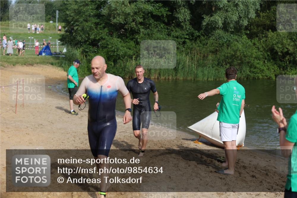 21.06.2026 - 29. Vierlanden-Triathlon Andreas Tolksdorf http://msf.ph/oto/9854634 21.06.2026 08:49:09 Schwimmen 54, 86, 199 meine-sportfotos.de
