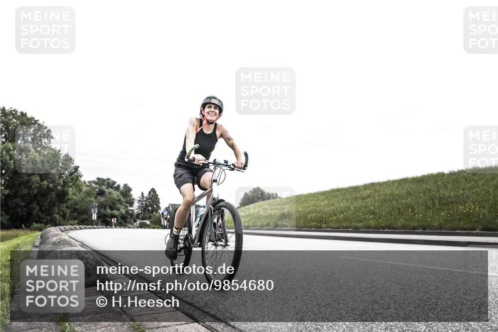 21.06.2026 - 29. Vierlanden-Triathlon H.Heesch http://msf.ph/oto/9854680 21.06.2026 10:31:20 Radfahren 265, 498, 612 meine-sportfotos.de