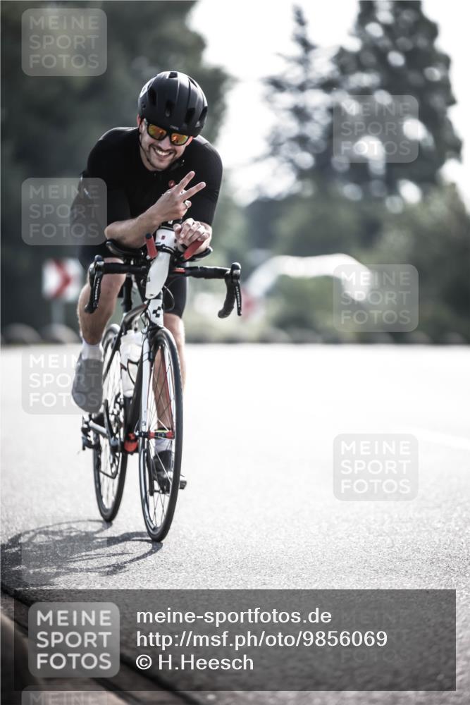 21.06.2026 - 29. Vierlanden-Triathlon H.Heesch http://msf.ph/oto/9856069 21.06.2026 08:58:03 Radfahren 40, 90 meine-sportfotos.de