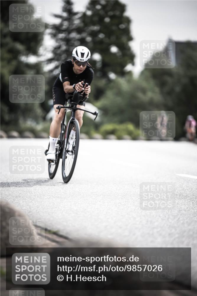 21.06.2026 - 29. Vierlanden-Triathlon H.Heesch http://msf.ph/oto/9857026 21.06.2026 10:29:08 Radfahren 16, 244, 247, 494, 603 meine-sportfotos.de