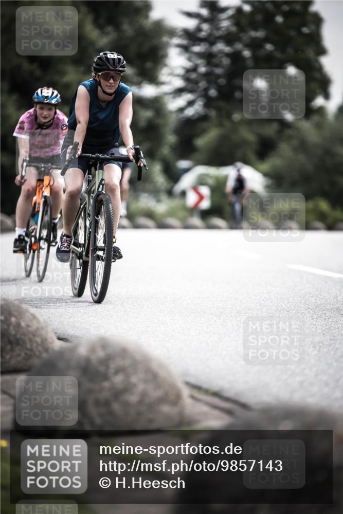 21.06.2026 - 29. Vierlanden-Triathlon H.Heesch http://msf.ph/oto/9857143 21.06.2026 10:29:17 Radfahren 35, 176, 326, 482, 533, 566 meine-sportfotos.de