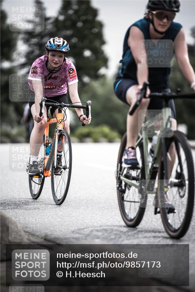 21.06.2026 - 29. Vierlanden-Triathlon H.Heesch http://msf.ph/oto/9857173 21.06.2026 10:29:18 Radfahren 35, 176, 326, 482, 533, 566 meine-sportfotos.de