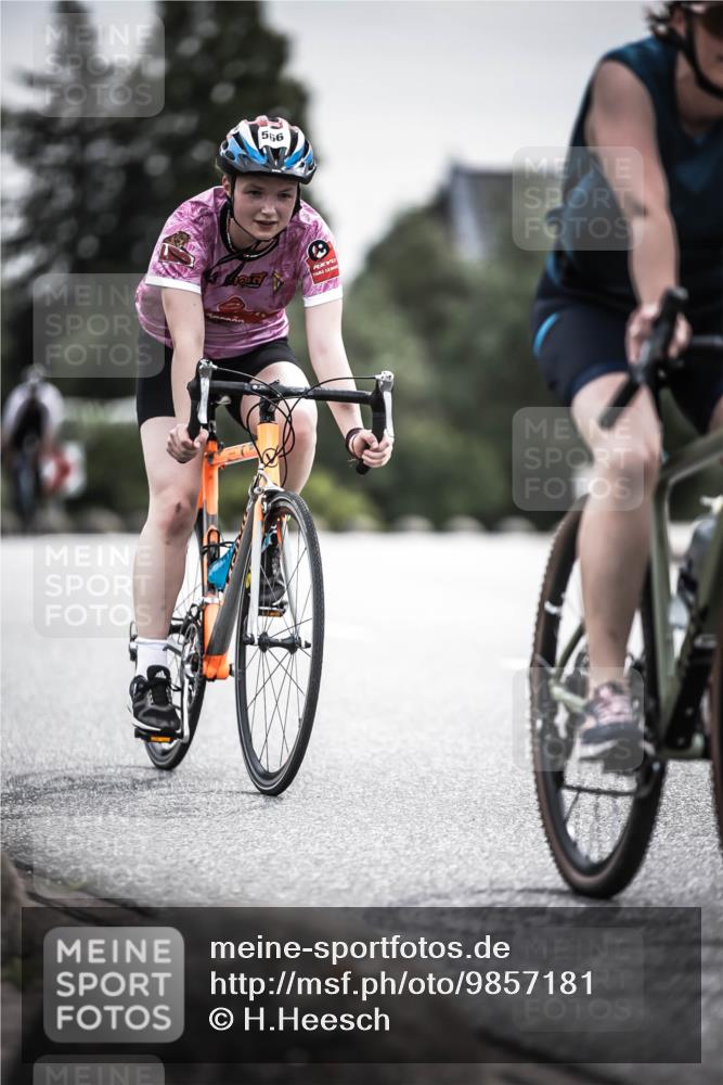 21.06.2026 - 29. Vierlanden-Triathlon H.Heesch http://msf.ph/oto/9857181 21.06.2026 10:29:18 Radfahren 35, 176, 326, 482, 533, 566 meine-sportfotos.de