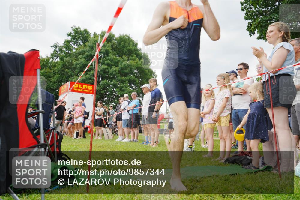 21.06.2026 - 29. Vierlanden-Triathlon LAZAROV Photography http://msf.ph/oto/9857344 21.06.2026 09:56:16 Schwimmen 329, 381, 389 meine-sportfotos.de