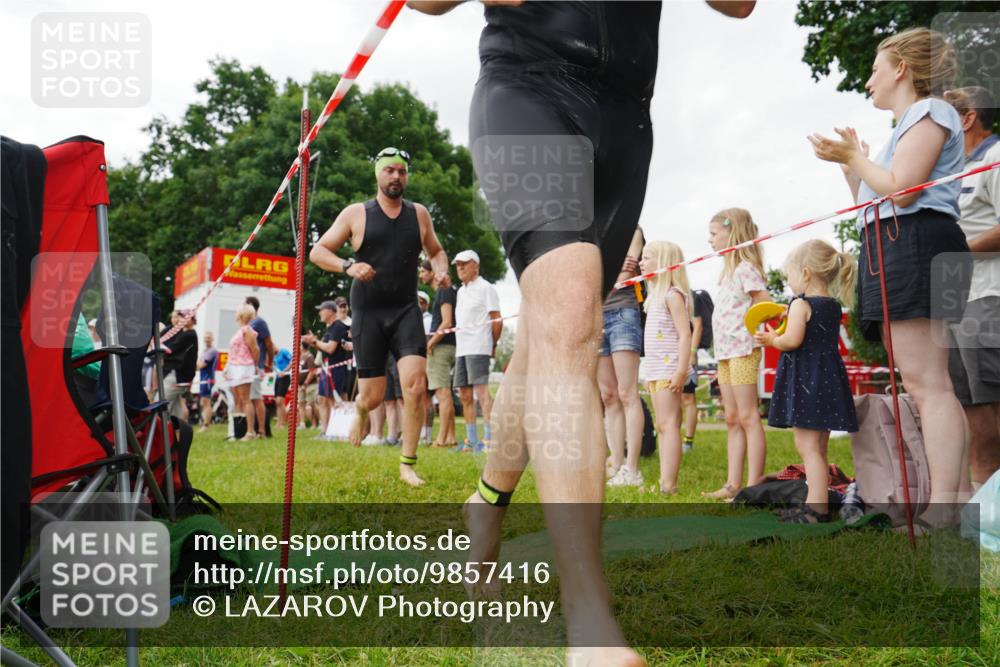 21.06.2026 - 29. Vierlanden-Triathlon LAZAROV Photography http://msf.ph/oto/9857416 21.06.2026 10:00:52 Schwimmen 330, 357 meine-sportfotos.de