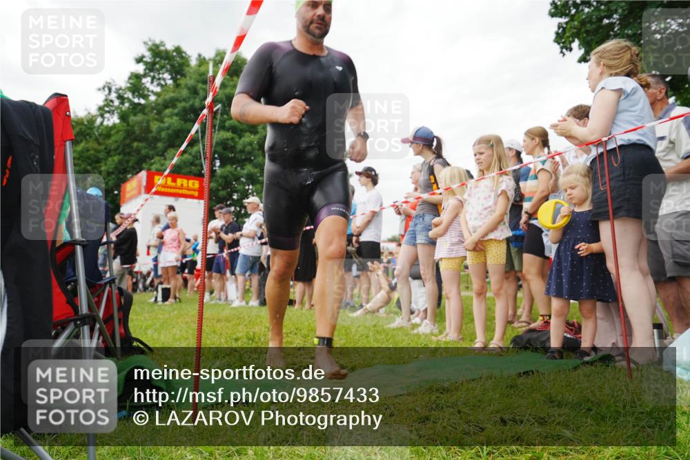 21.06.2026 - 29. Vierlanden-Triathlon LAZAROV Photography http://msf.ph/oto/9857433 21.06.2026 10:04:15 Schwimmen 420, 454 meine-sportfotos.de