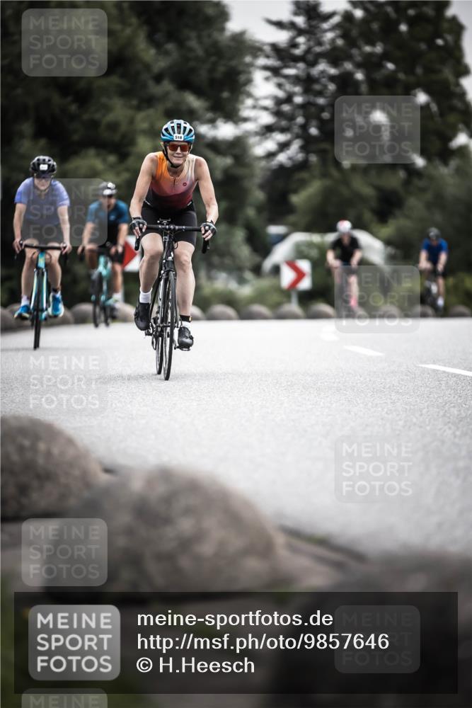 21.06.2026 - 29. Vierlanden-Triathlon H.Heesch http://msf.ph/oto/9857646 21.06.2026 10:29:48 Radfahren 22, 113, 518, 548, 557, 571 meine-sportfotos.de