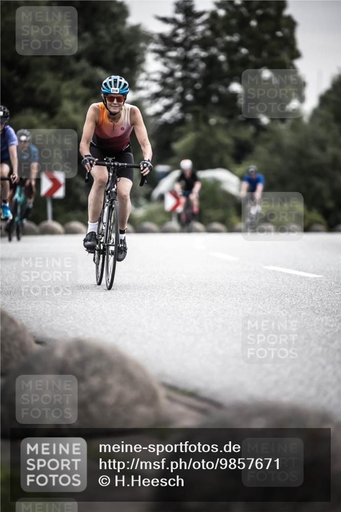 21.06.2026 - 29. Vierlanden-Triathlon H.Heesch http://msf.ph/oto/9857671 21.06.2026 10:29:48 Radfahren 22, 113, 518, 548, 557, 571 meine-sportfotos.de