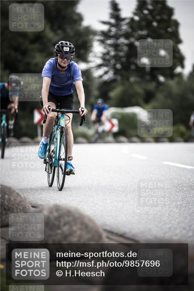 21.06.2026 - 29. Vierlanden-Triathlon H.Heesch http://msf.ph/oto/9857696 21.06.2026 10:29:50 Radfahren 22, 113, 518, 548, 571 meine-sportfotos.de